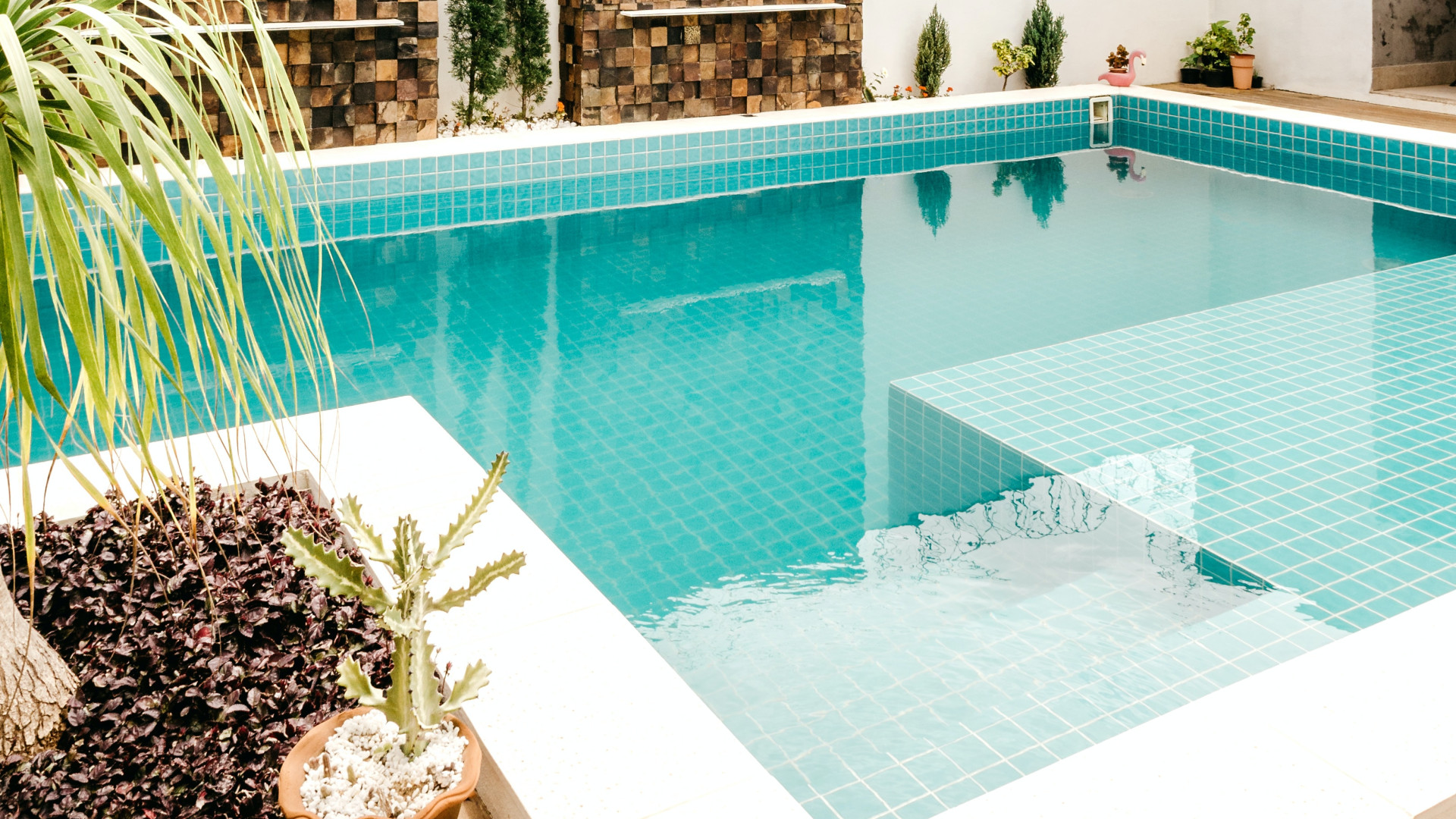 Les avantages de construire une piscine avec un jacuzzi