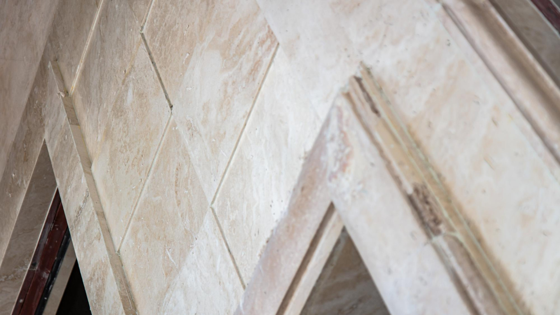 Travertin opus : l'art de la pierre naturelle pour vos espaces