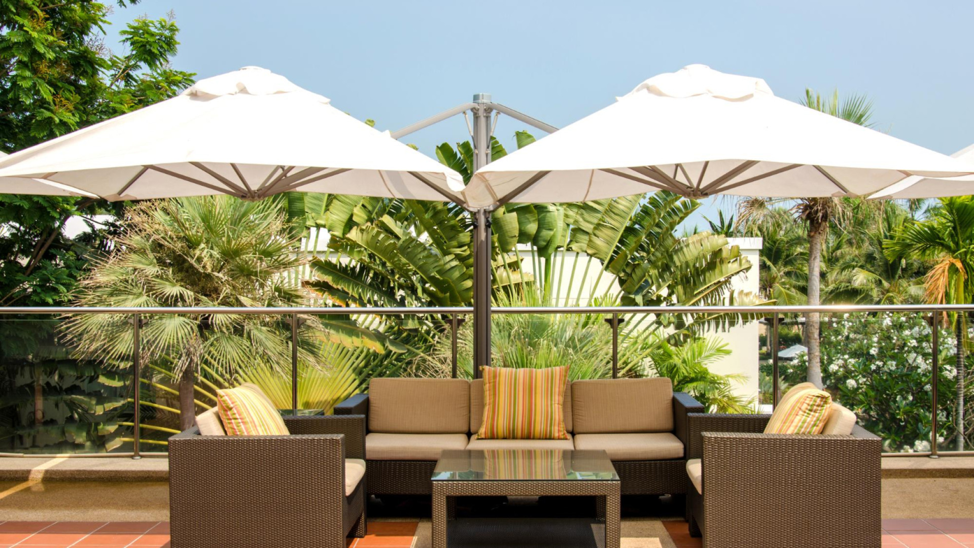 Parasol déporté vs parasol classique : lequel choisir pour votre espace extérieur ?